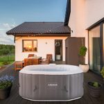 Arebos Spa Gonflable | Gonflable | Intérieur & Extérieur | 154x154 cm | 4 Personnes | 110 Jets de Massage | avec Chauffage | 600 litres | Couverture Incluse | Bubble Spa & Wellness Massage