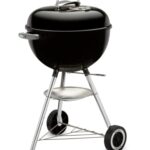 Weber Barbecue à Charbon Classic Kettle 47 cm - Barbecue à Couvercle, Thermomètre Intégré, Pieds et Roues - Barbecue d'Extérieur Autoportant avec Vasque en Porcelaine Émaillée - Noir (1231004)