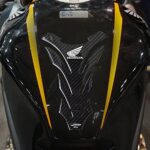 labelbike - Autocollant en résine Gel 3D sous Licence Officielle Honda Tank Pad Protection de réservoir de Moto - Effet Carbone et Logo Honda Blanc