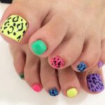24 Pièces Faux Ongles D'orteil Court Carrés Français Couleur Faux Pieds Ongles avec Imprimé Léopard Dessin Couverture Complète Ongle Pied Artificiel False Toe Nails pour Femmes et Filles