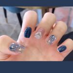 Carufin 24 Pcs Sea Blue Halo Dye Faux Autocollant d’ongle Blanc Graduel Changement Carré Faux Ongles Imprimés Nails pour Femmes Filles (A)
