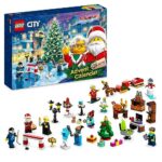 LEGO 60381 City Calendrier de l'Avent 2023, avec 24 Cadeaux Dont Figurines du Père Noël et du Renne, Tapis de Jeu du Pays des Merveilles, Cadeau de Noël pour Enfants, Garçons, Filles
