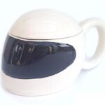 Mug en forme de casque de moto.