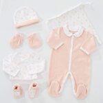 KinoussesKINOUSSES - Kit Naissance 6 Pièces,Pyjama, Body, Bonnet, Moufles, Chaussons et Pochon de Rangement, Velours Rose, Motif Arc en Ciel, 1 Mois, Cadeau Bébé Fille